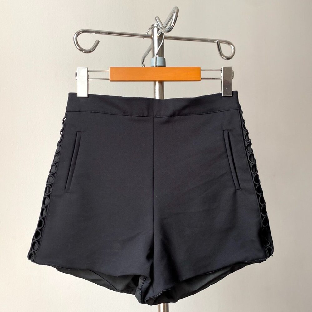 ☀️ Black Fitted High-Waisted Hotpants – Guipure Detail by White Closet